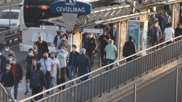 Okulların açılmasıyla İstanbul’da trafik yoğunluğu yaşandı