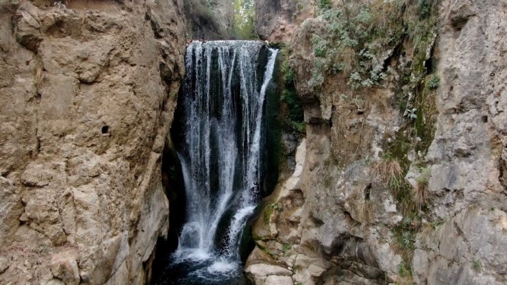 Tarih içindeki doğal güzellik Yarhisar Şelalesi sonbaharda da ilgi çekiyor