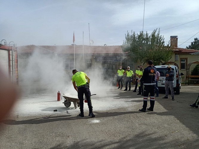Sandıklı’da yangın söndürme eğitimleri devam ediyor