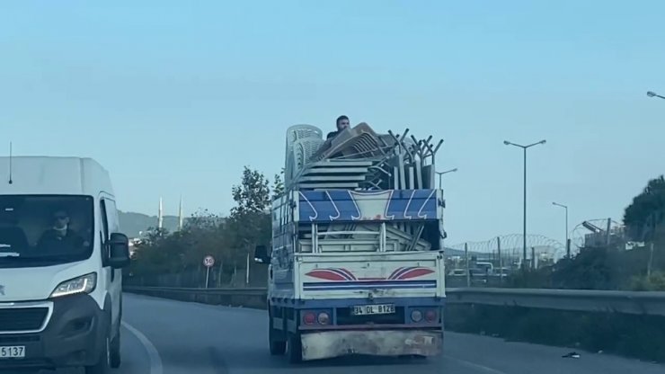 Ümraniye’de kamyonet kasasında tehlikeli yolculuk kamerada