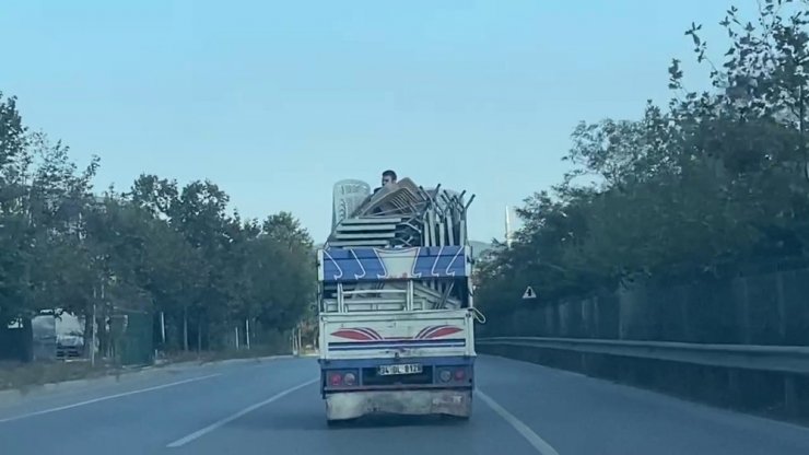 Ümraniye’de kamyonet kasasında tehlikeli yolculuk kamerada