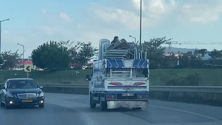 Ümraniye’de kamyonet kasasında tehlikeli yolculuk kamerada