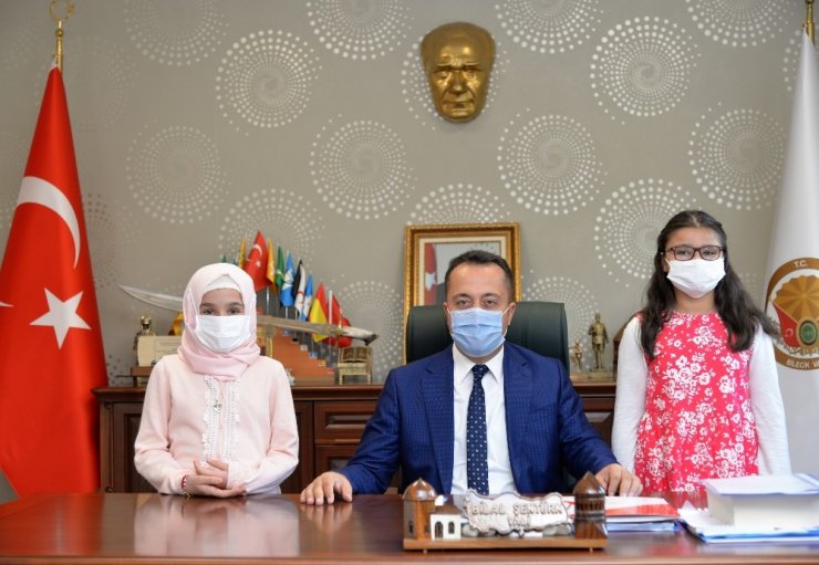 Vali Şentük, koltuğu kız çocuklarına devretti