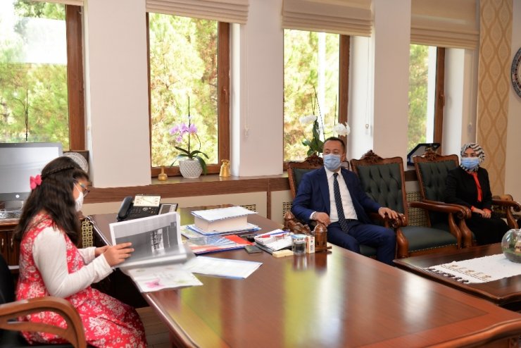 Vali Şentük, koltuğu kız çocuklarına devretti