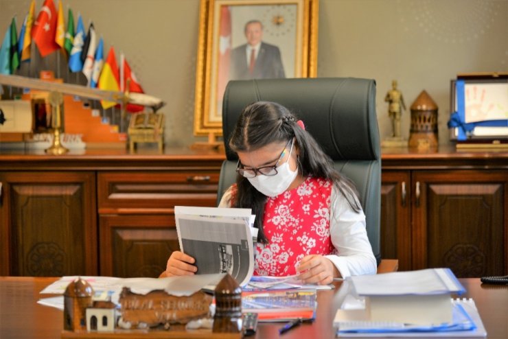 Vali Şentük, koltuğu kız çocuklarına devretti