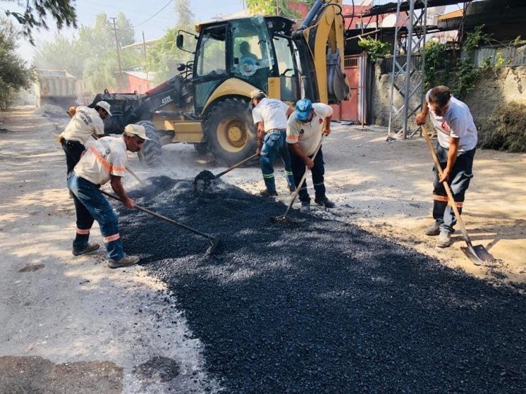 Başkan Erdem: "Ceyhan’da bozuk yol kalmayacak"