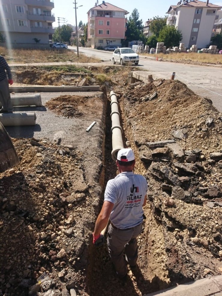 İki mahalleye yağmur suyu tahliye boruları döşendi