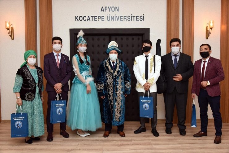 Kazakistanlı öğrenciler milli kıyafetleriyle Rektör Karakaş’ı ziyaret etti