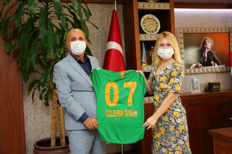 Aytemiz Alanyaspor Başkanı Hasan Çavuşoğlu’ndan Rektör Özkan’a forma