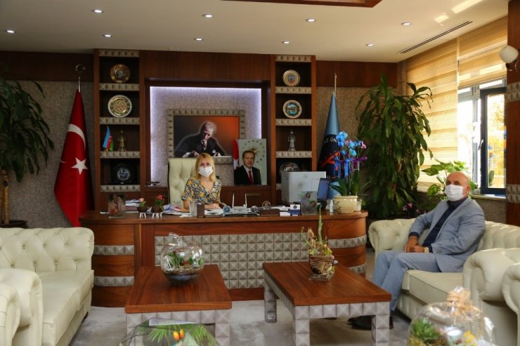 Aytemiz Alanyaspor Başkanı Hasan Çavuşoğlu’ndan Rektör Özkan’a forma