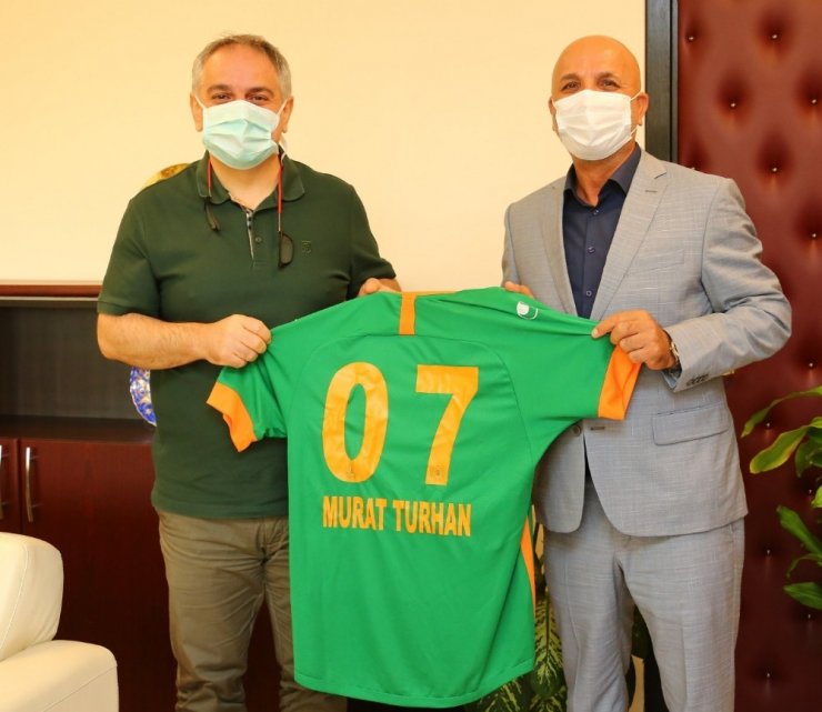 Aytemiz Alanyaspor Başkanı Hasan Çavuşoğlu’ndan Rektör Özkan’a forma