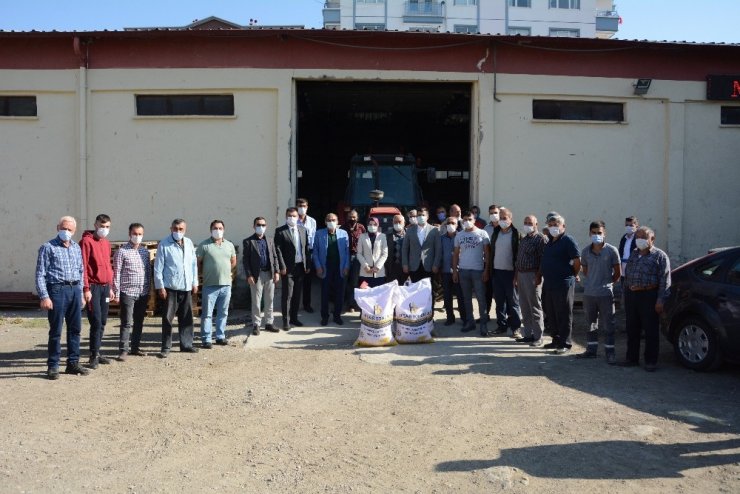 Akyurt Belediyesi çiftçilere arpa tohumu dağıttı