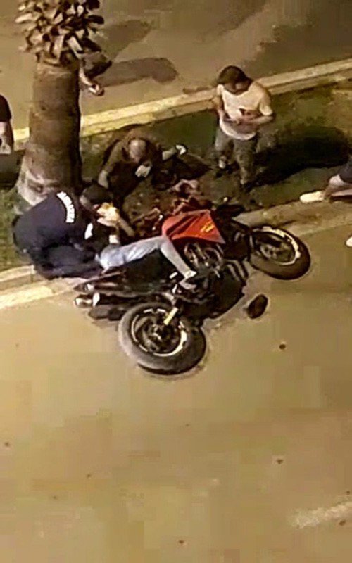 Kasksız motosiklet sürücüsü ölümden öndü, yardımına vatandaşlar koştu