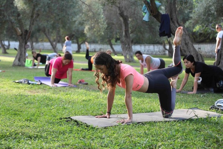 Bayraklı’da sabah yoga akşam zumba