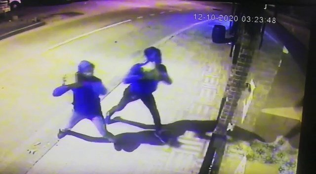 Marketin camını taşla kırıp sigara çalan hırsızlar güvenlik kamerasında