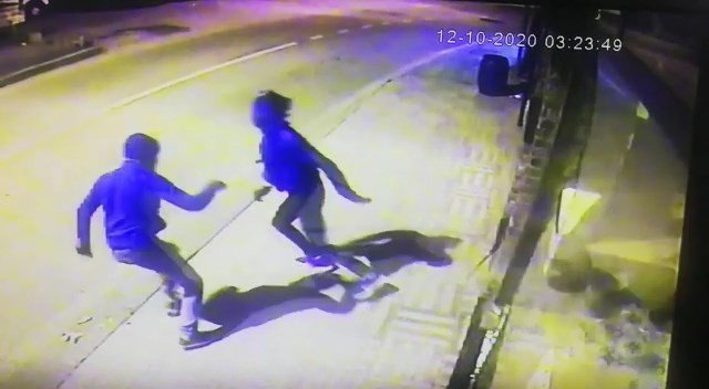 Marketin camını taşla kırıp sigara çalan hırsızlar güvenlik kamerasında