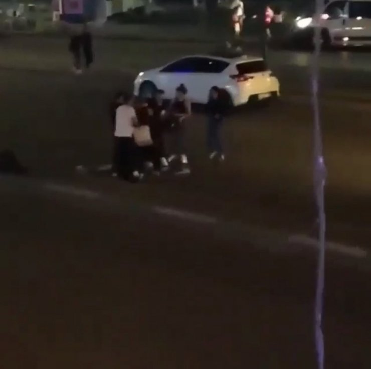 Sevgilisine sosyal medyadan "yazdı" diye kızlar saç saça birbirine girdi