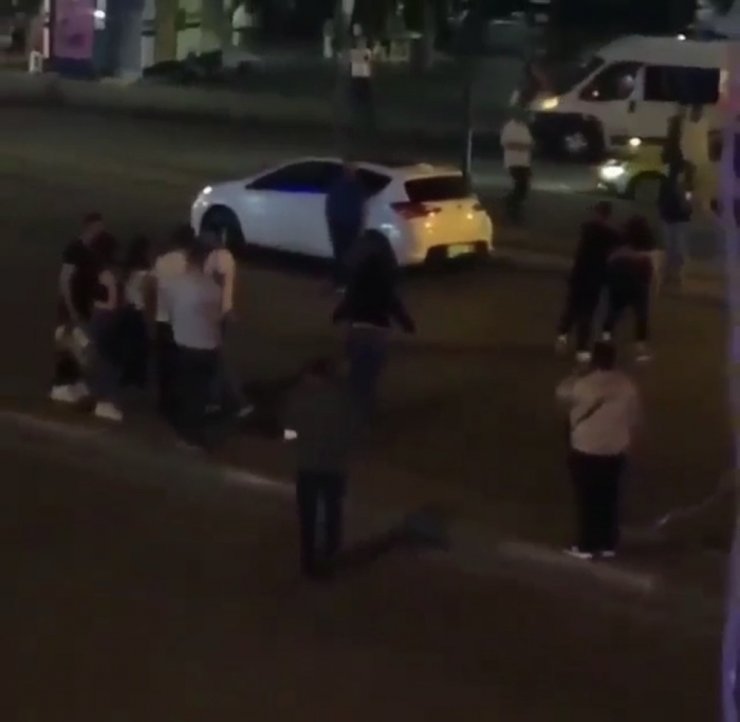 Sevgilisine sosyal medyadan "yazdı" diye kızlar saç saça birbirine girdi