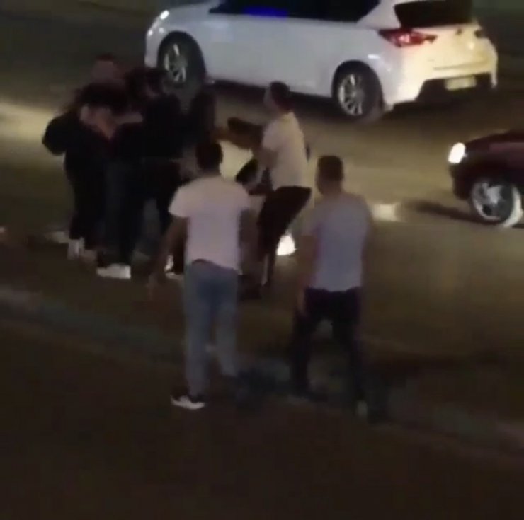 Sevgilisine sosyal medyadan "yazdı" diye kızlar saç saça birbirine girdi
