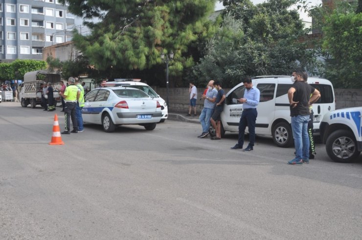 Yaşlı adam evindeki yangını söndürürken dumandan etkilendi