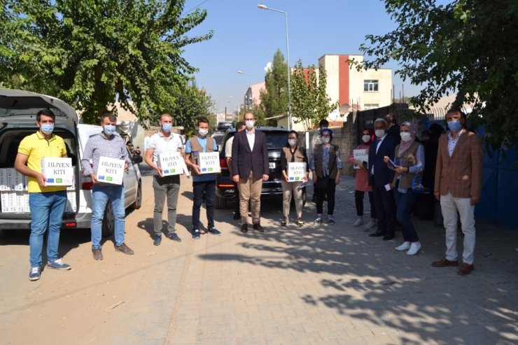 Bismil’de Suriyeli ailelere hijyen kiti dağıtıldı