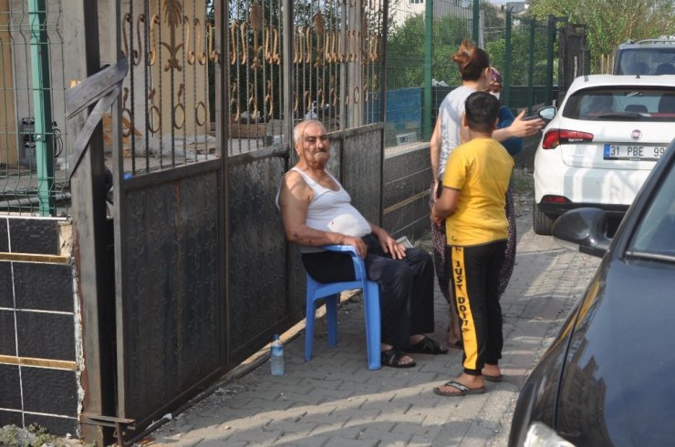 Yaşlı adam evindeki yangını söndürürken dumandan etkilendi