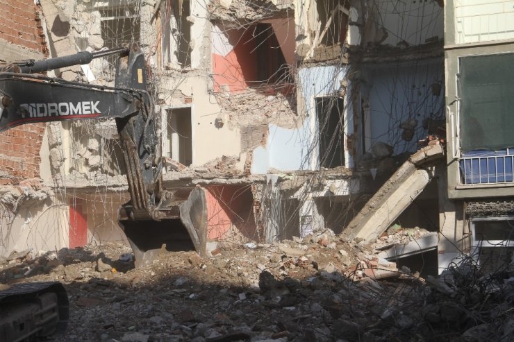 Elazığ’da ‘korna’ sesi ile 4 katlı bina yıkıldı