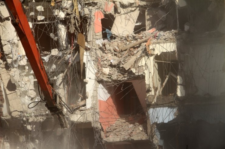 Elazığ’da ‘korna’ sesi ile 4 katlı bina yıkıldı