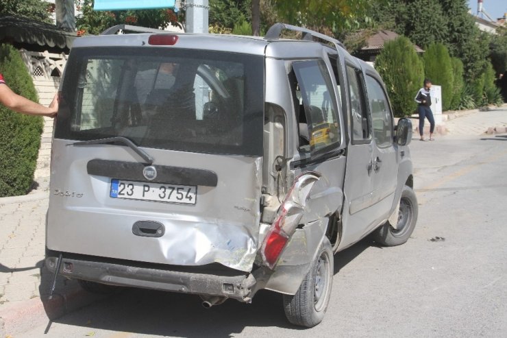 Elazığ’da hafif ticari araç ile otomobil çarpıştı:3 yaralı