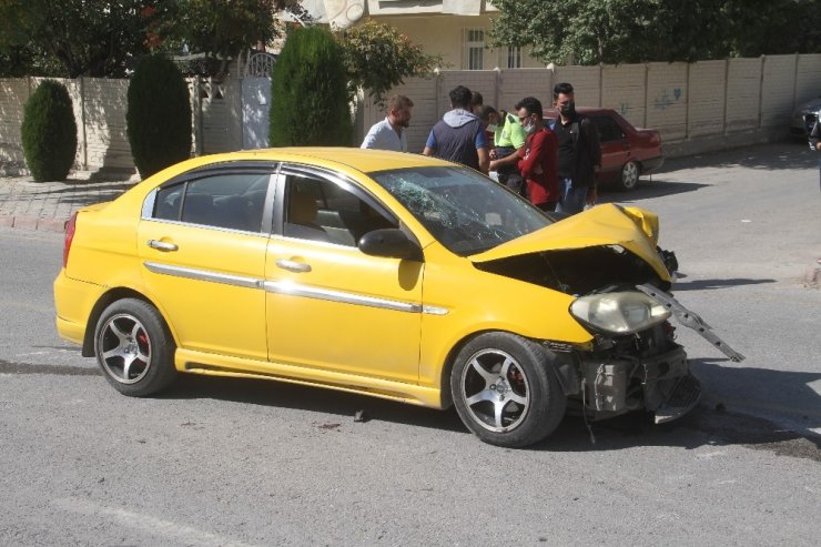 Elazığ’da hafif ticari araç ile otomobil çarpıştı:3 yaralı