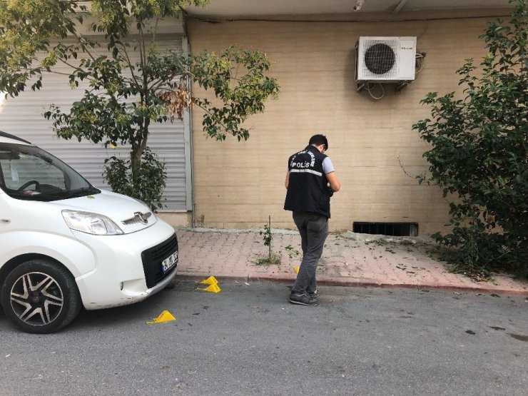 Erkek kuaförü dükkanına kurşun yağdırdılar