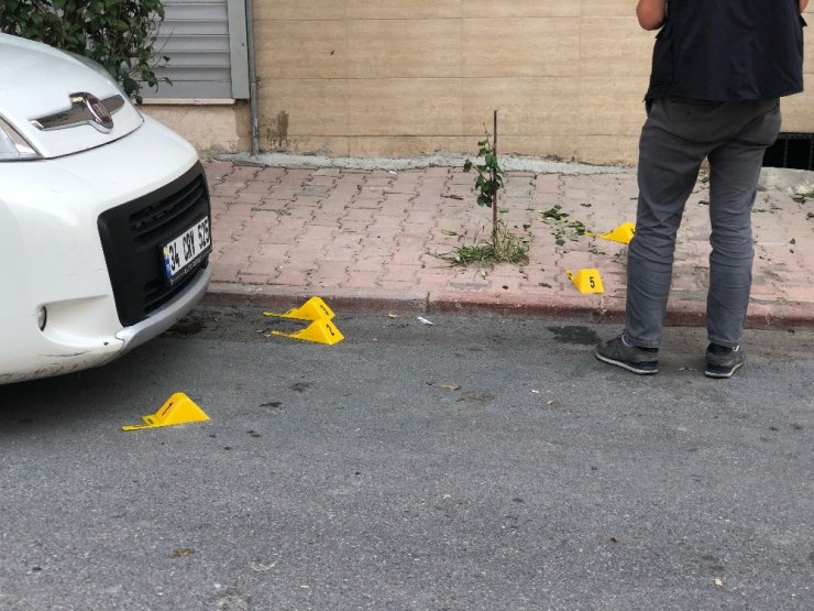 Erkek kuaförü dükkanına kurşun yağdırdılar
