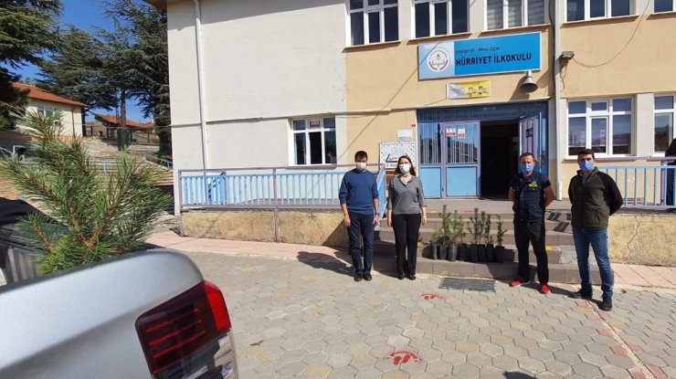 İlk günün anısına yüzlerce fidan toprakla buluştu