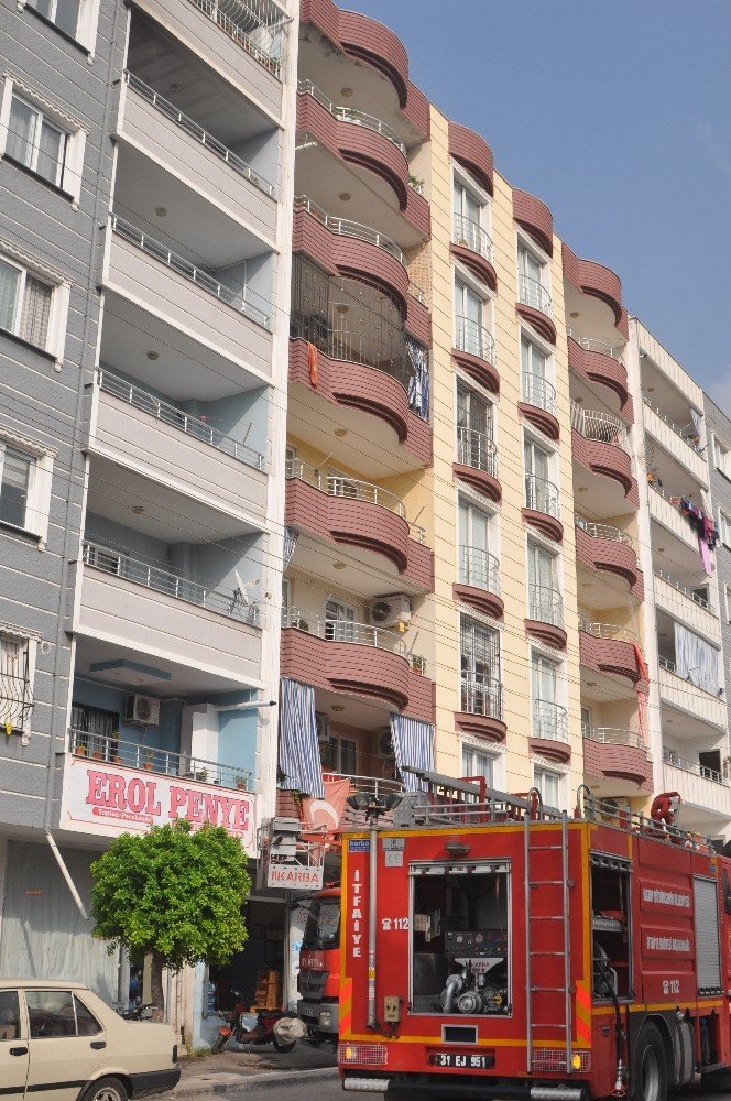 Yaşlı adam evindeki yangını söndürürken dumandan etkilendi