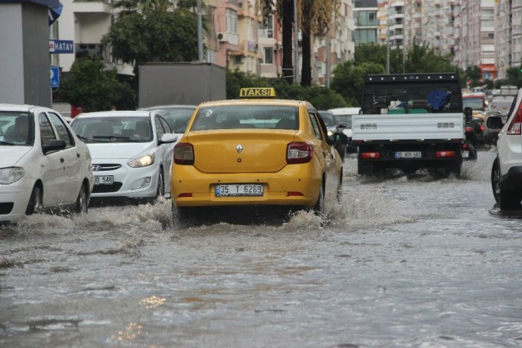 Sağanak İzmir’i göle çevirdi