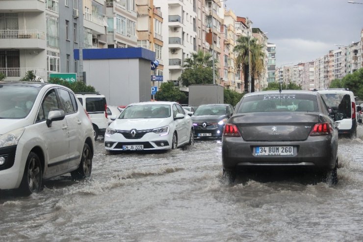 Sağanak İzmir’i göle çevirdi