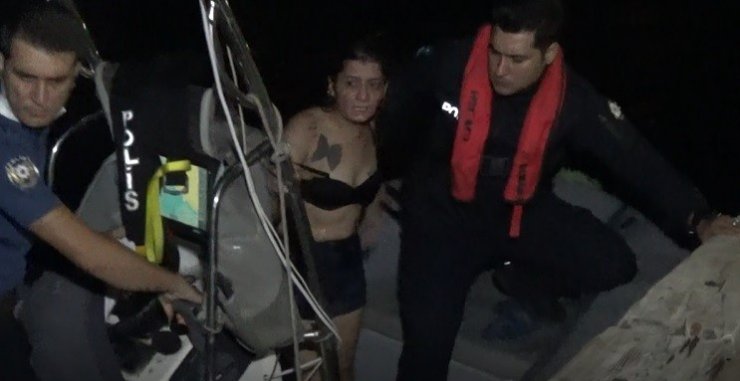 Denize düşen alkollü kadın boğulma tehlikesi geçirdi