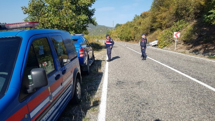 Kontrolden çıkan otomobil ağaca çarpıp ters döndü: 1 yaralı