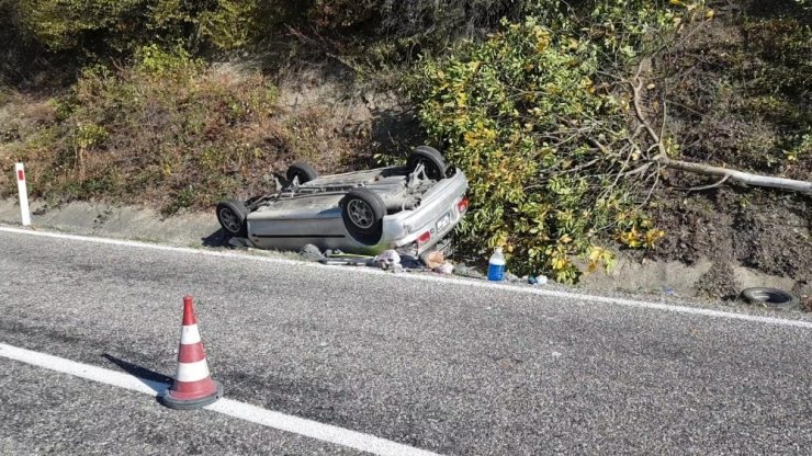 Kontrolden çıkan otomobil ağaca çarpıp ters döndü: 1 yaralı