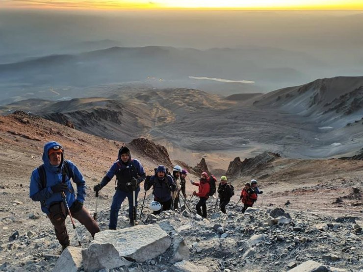 Dağcılar zirvede Azerbaycan bayrağı açtı