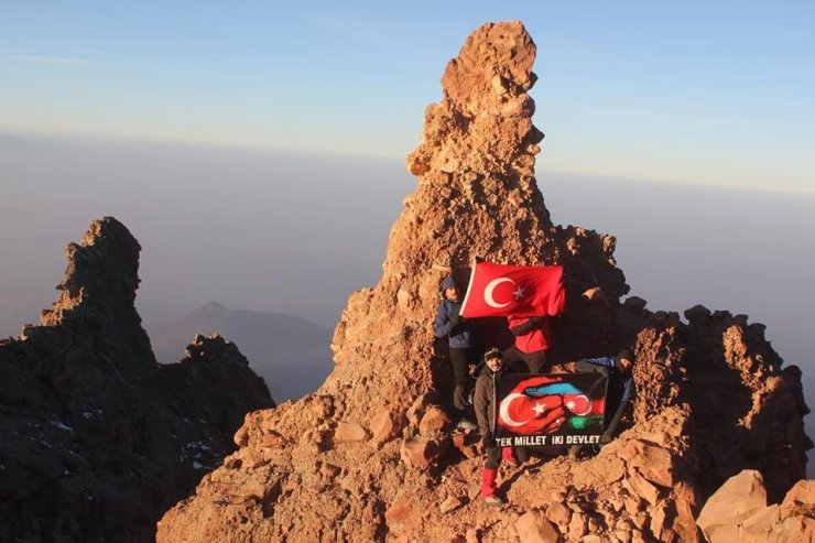 Dağcılar zirvede Azerbaycan bayrağı açtı