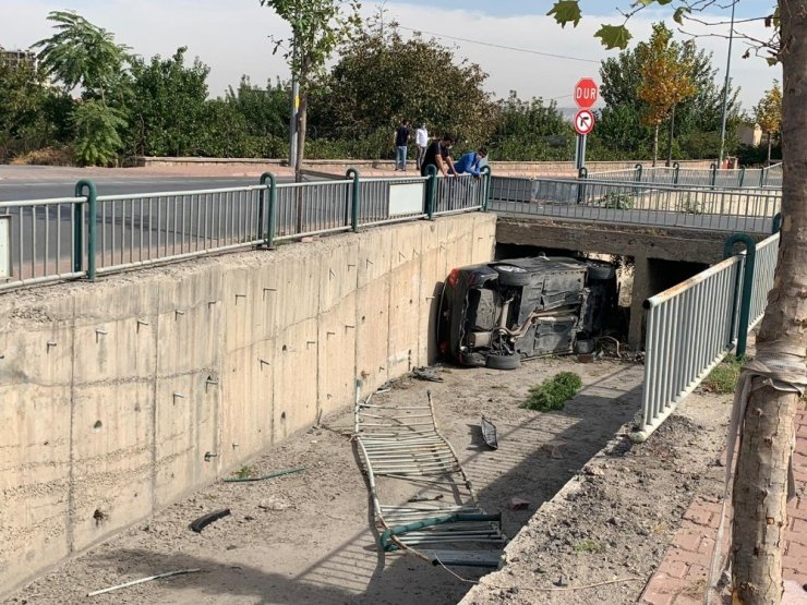Direksiyon hakimiyeti kaybolan otomobil kanala uçtu: 1 yaralı