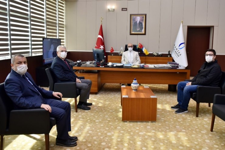 Rektör Ataç TÜBİTAK-2242 birincilik ödülü alan öğrenciyi tebrik etti