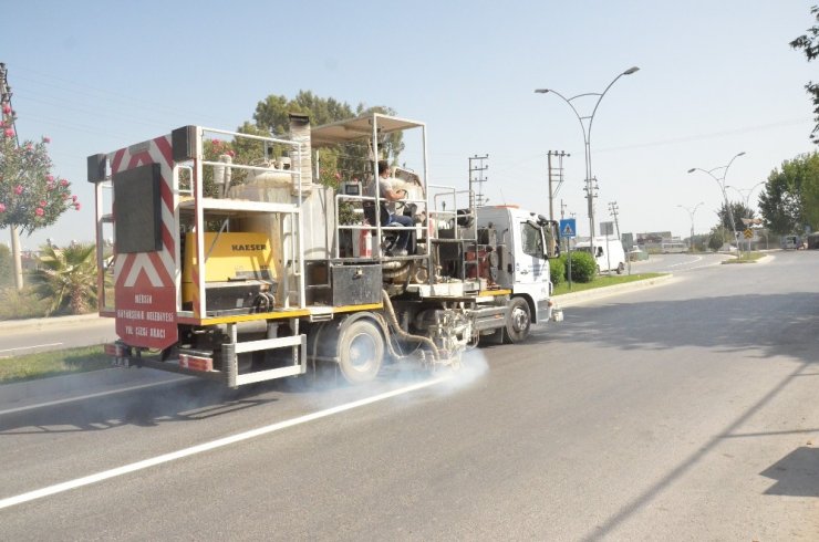 Büyükşehir Belediyesi yaya çizgilerini yeniliyor, okul önlerine uyarı levhaları yerleştiriyor