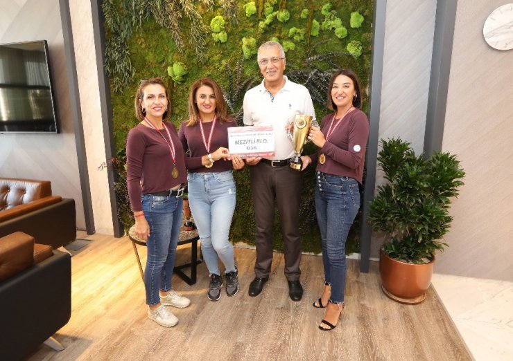 Mezitli Belediyesinin kadın tenisçileri Manavgat’tan şampiyonlukla döndü