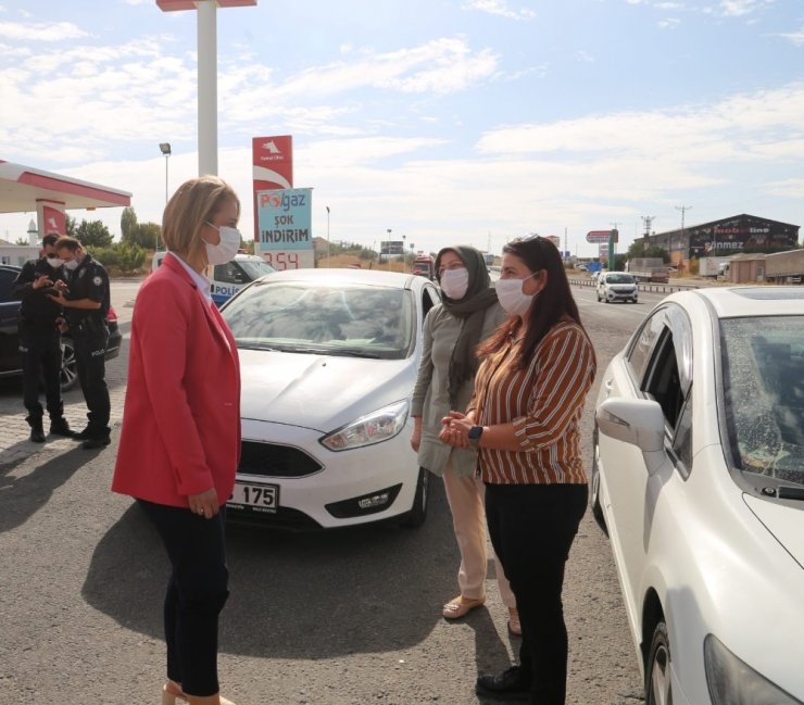 Vali Becel, trafik kontrol noktasında araç sürücülerini uyardı
