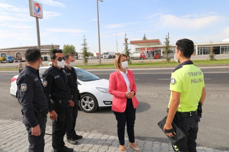 Vali Becel, trafik kontrol noktasında araç sürücülerini uyardı