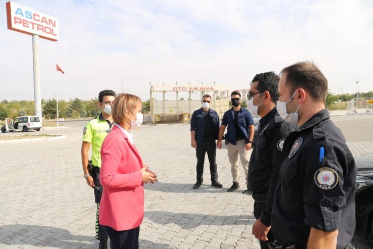 Vali Becel, trafik kontrol noktasında araç sürücülerini uyardı