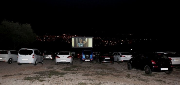 Arabalı sinema keyfi
