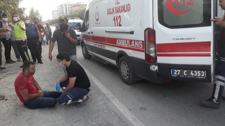 Otomobil motosiklete çarpıp kaçtı: 2 yaralı